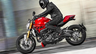 Uomo in sella a una moto che utilizza l'olio Superior Engine per moto