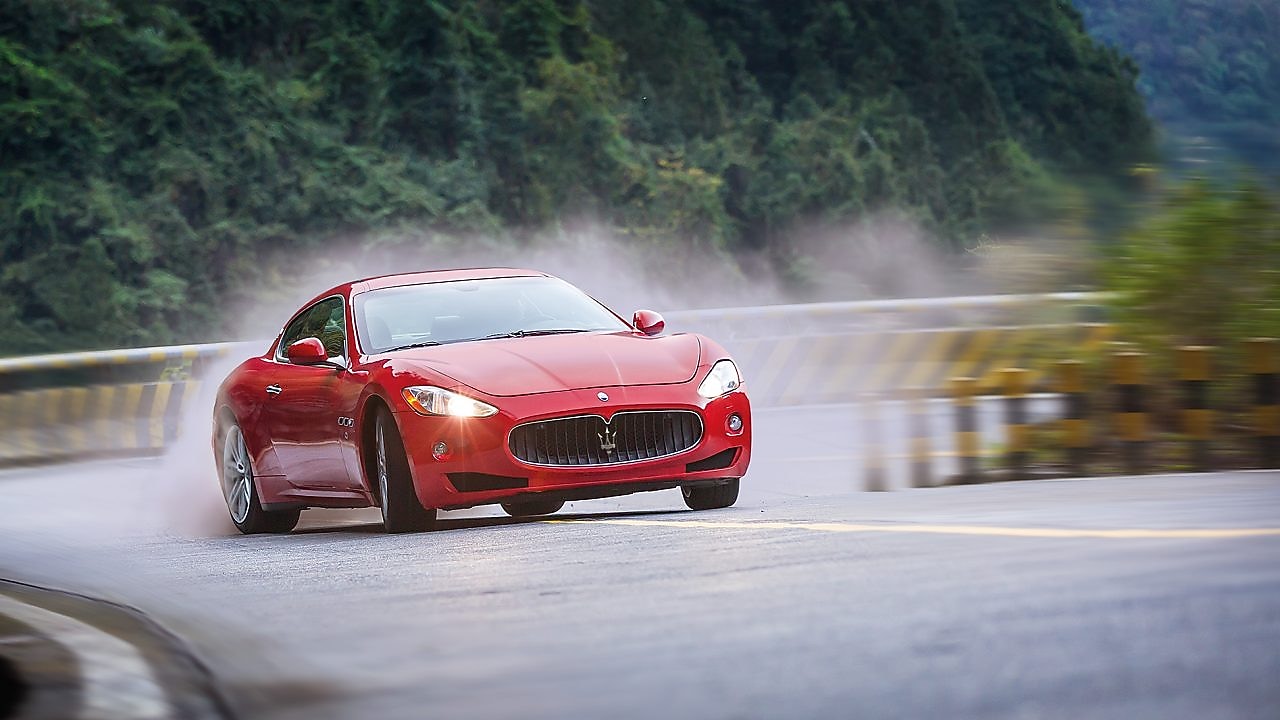 Una Maserati rossa procede a grande velocità in salita nel filmato Shell Helix Ultra Sappiamo perché guidi