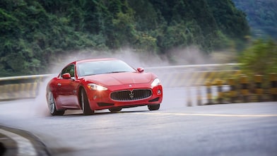 Una Maserati rossa procede a grande velocità in salita nel filmato Shell Helix Ultra Sappiamo perché guidi