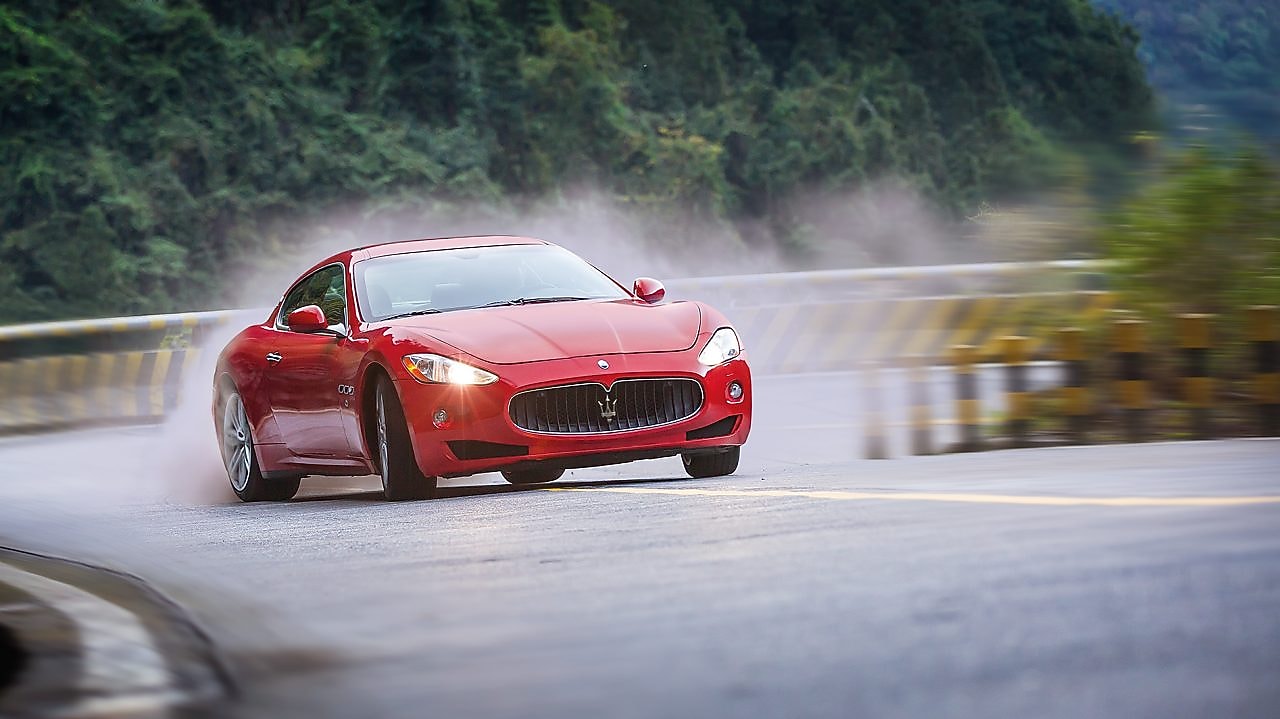 Una Maserati rossa procede a grande velocità in salita nel filmato Shell Helix Ultra Sappiamo perché guidi