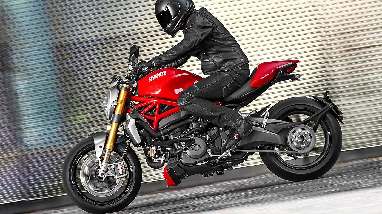 Uomo in sella a una moto che utilizza l'olio Superior Engine per moto