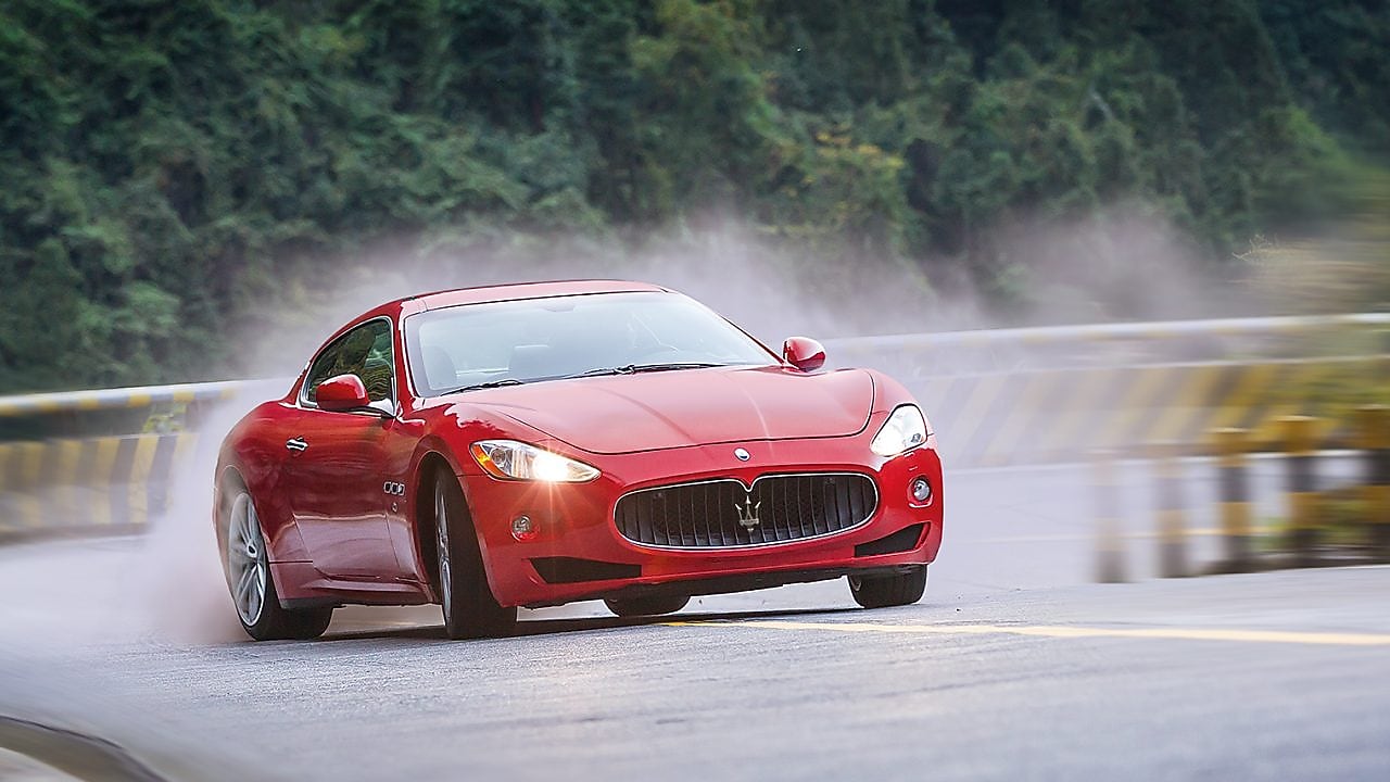 Una Maserati rossa procede a grande velocità in salita nel filmato Shell Helix Ultra Sappiamo perché guidi