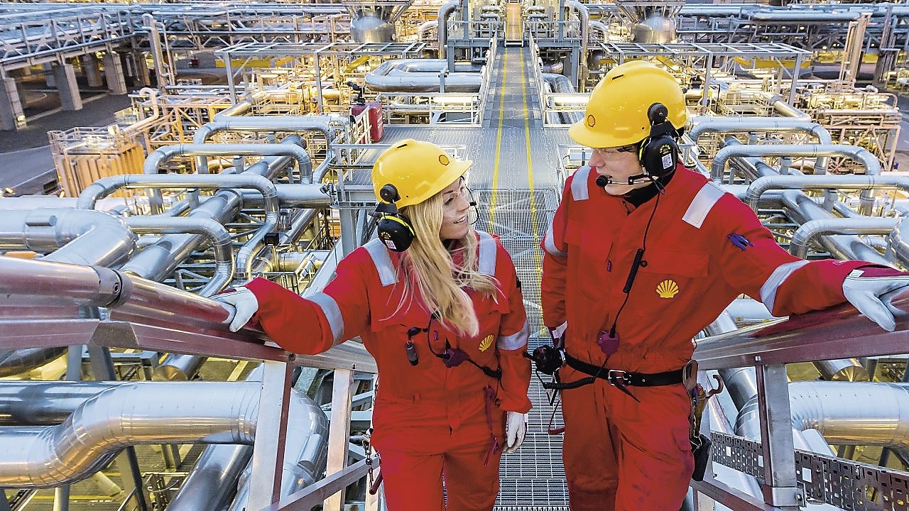 2 persone in un sito produttivo