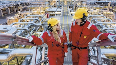 2 persone in un sito produttivo