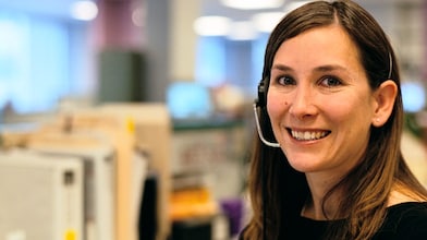 signorina che parla al telefono