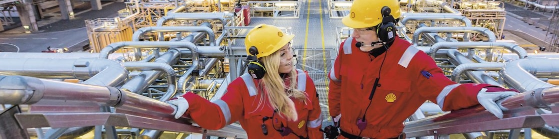 2 persone in un sito produttivo