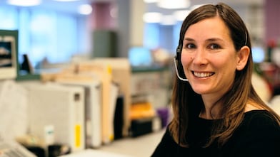 signorina che parla al telefono