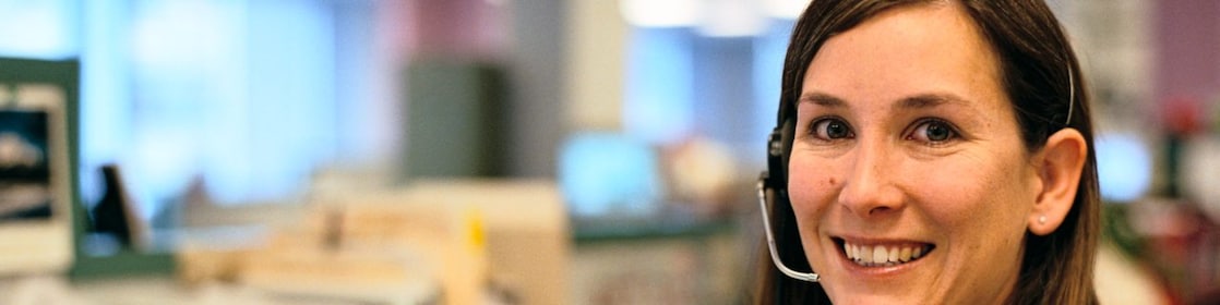 signorina che parla al telefono