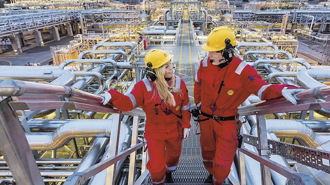 2 persone in un sito produttivo