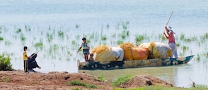 Abitanti del luogo attraversano le paludi allagate di Hawizeh, vicino al progetto Majnoon in Iraq