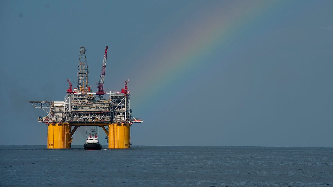 Piattaforma Mars B nel Golfo del Messico sovrastata da un arcobaleno