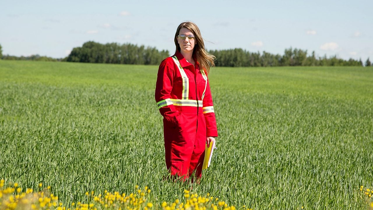 Un tecnico sosta in un campo vicino al pozzo di iniezione di C02 Quest a nordest di Edmonton, Alberta, Canada