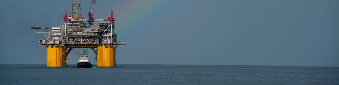 Piattaforma Mars B nel Golfo del Messico sovrastata da un arcobaleno