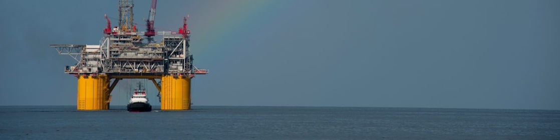 Piattaforma Mars B nel Golfo del Messico sovrastata da un arcobaleno