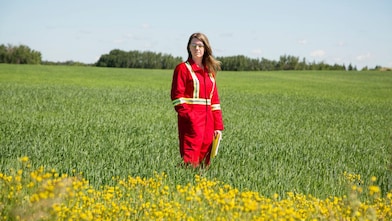 Un tecnico sosta in un campo vicino al pozzo di iniezione di C02 Quest a nordest di Edmonton, Alberta, Canada