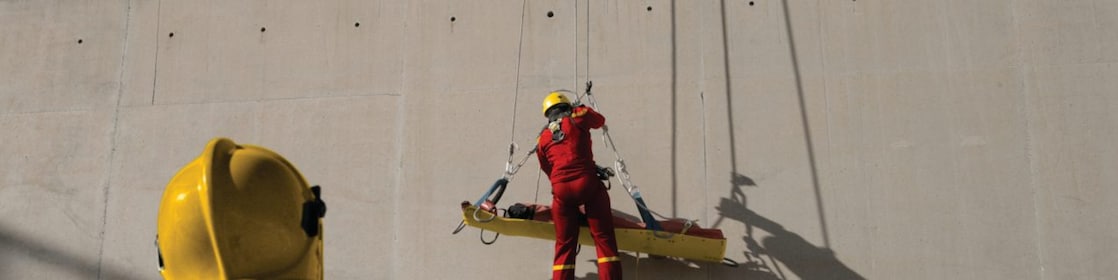 Esercitazione di salvataggio HSSE presso un raffineria