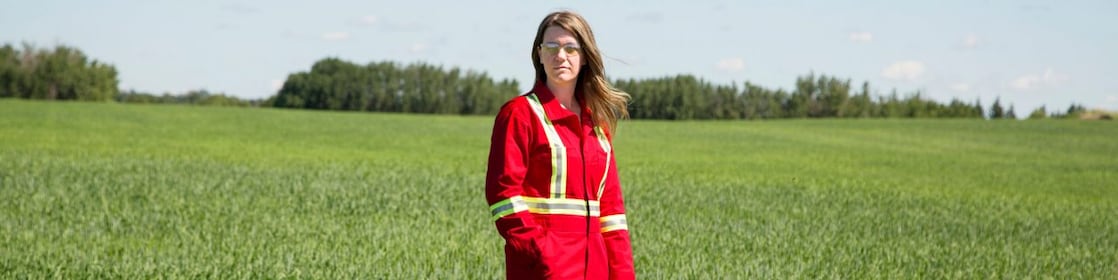 Un tecnico sosta in un campo vicino al pozzo di iniezione di C02 Quest a nordest di Edmonton, Alberta, Canada